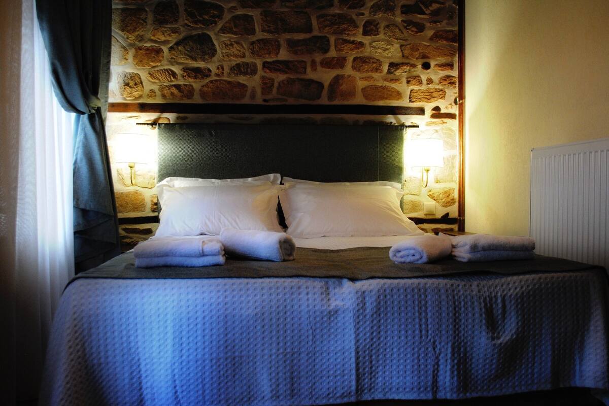 Habitación doble | Edredones de plumas, escritorio, sistema de insonorización