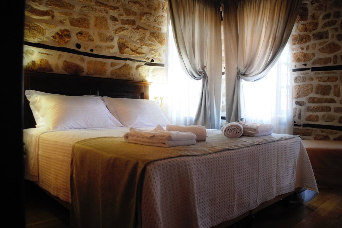 Habitación triple | Edredones de plumas, escritorio, sistema de insonorización