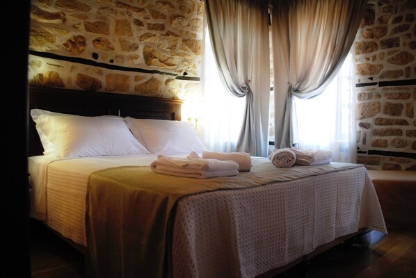 Habitación triple | Edredones de plumas, escritorio, sistema de insonorización