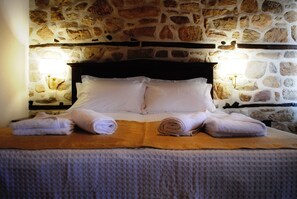 Habitación triple | Edredón, escritorio, insonorización y cunas gratuitas