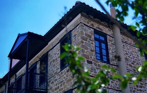 Vista frontal de la propiedad