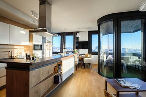 Next View, Rooftop Apartment | Private kitchen | Full-size fridge, microwave, oven, stovetop - Skyflats Vienna - Rooftop Apartments (Vienna)