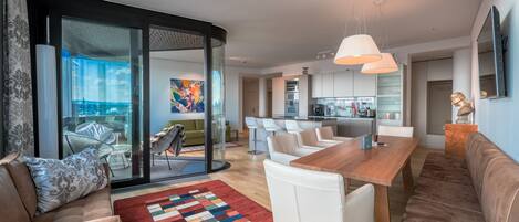 South View, Rooftop Apartment | Área de sala de estar | Televisión de pantalla plana de 49 pulgadas con canales por cable