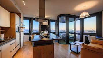 Next View, Rooftop Apartment | Wohnbereich | 49-Zoll-Flachbildfernseher mit Kabelempfang, Fernseher, Kamin