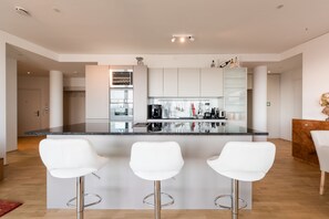 South View, Rooftop Apartment | Private kitchen | Full-size fridge, microwave, oven, stovetop - Skyflats Vienna - Rooftop Apartments (Vienna)