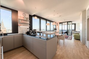 City View, Rooftop Apartment with Sauna | Cuisine privée | Grand réfrigérateur, micro-ondes, four, plaque de cuisson