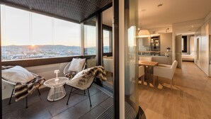 A modern interior with a balcony, dining area, and kitchen. - Skyflats Vienna - Rooftop Apartments (Vienna)