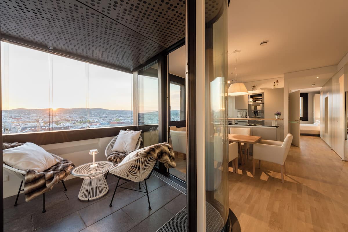 Hills View, Rooftop Apartment | Khu phòng khách | TV màn hình phẳng 49-inch có truyền hình cáp, TV