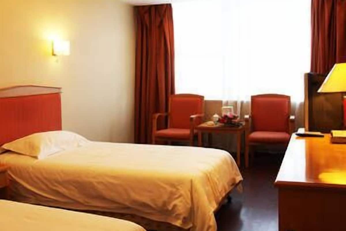 Family Room | Minibar, in-room safe, desk, blackout drapes
