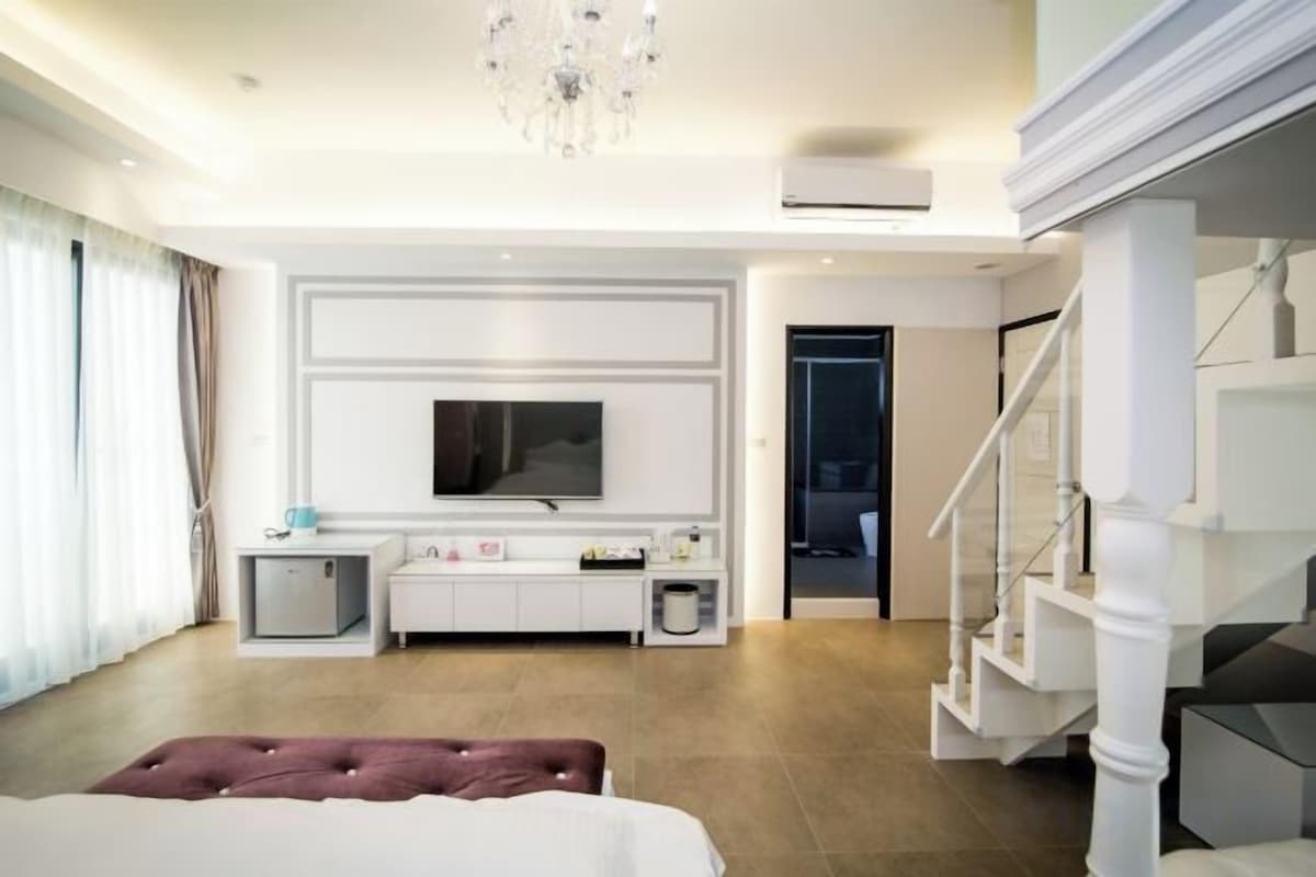 Premium bedding, down comforters, pillowtop beds, desk