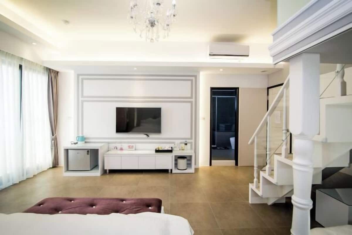 Premium bedding, down comforters, pillowtop beds, desk