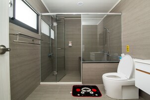 Habitación cuádruple familiar, varias camas, balcón | Baño | Artículos de higiene personal gratuitos, secador de pelo y zapatillas