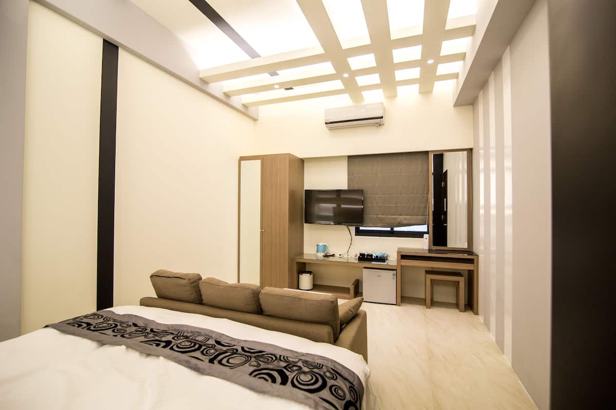 Premium bedding, down comforters, pillowtop beds, desk