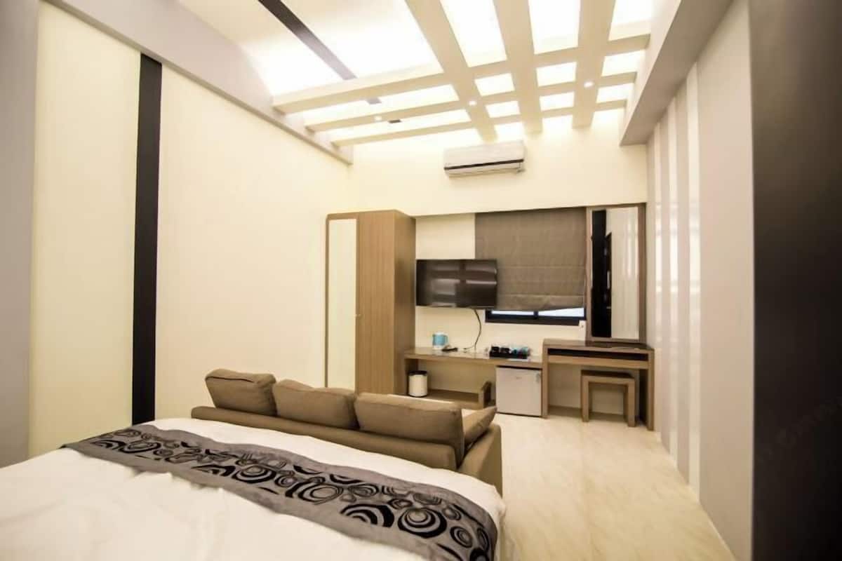 Premium bedding, down comforters, pillowtop beds, desk