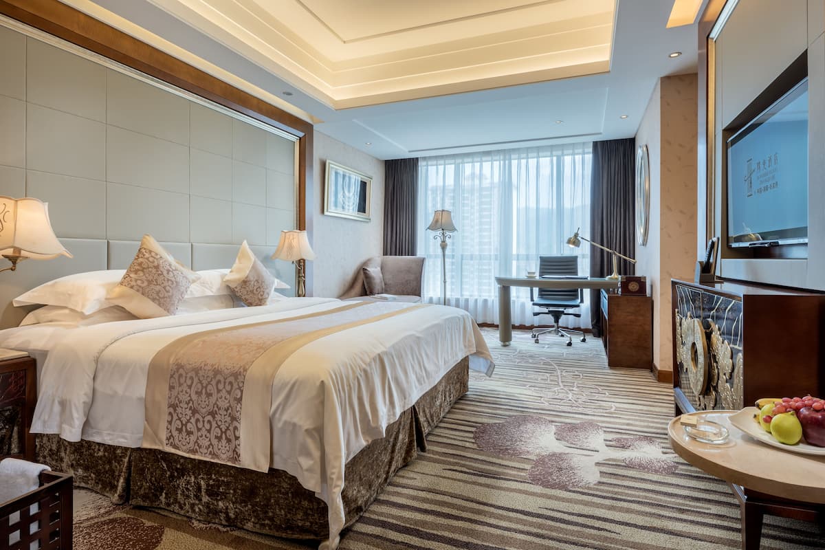 Tujia Amorous Double Room | Minibar, in-room safe, desk, laptop workspace