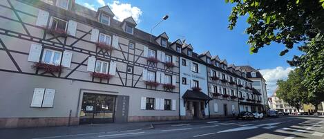 Un hotel europeo tradizionale con diversi piani, una facciata classica e una strada pedonale.