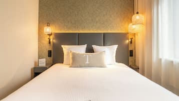 Ropa de cama de alta calidad y caja de seguridad en la habitación