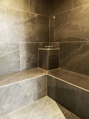 Sauna, Dampfbad, Aromatherapie, Massageanwendungen