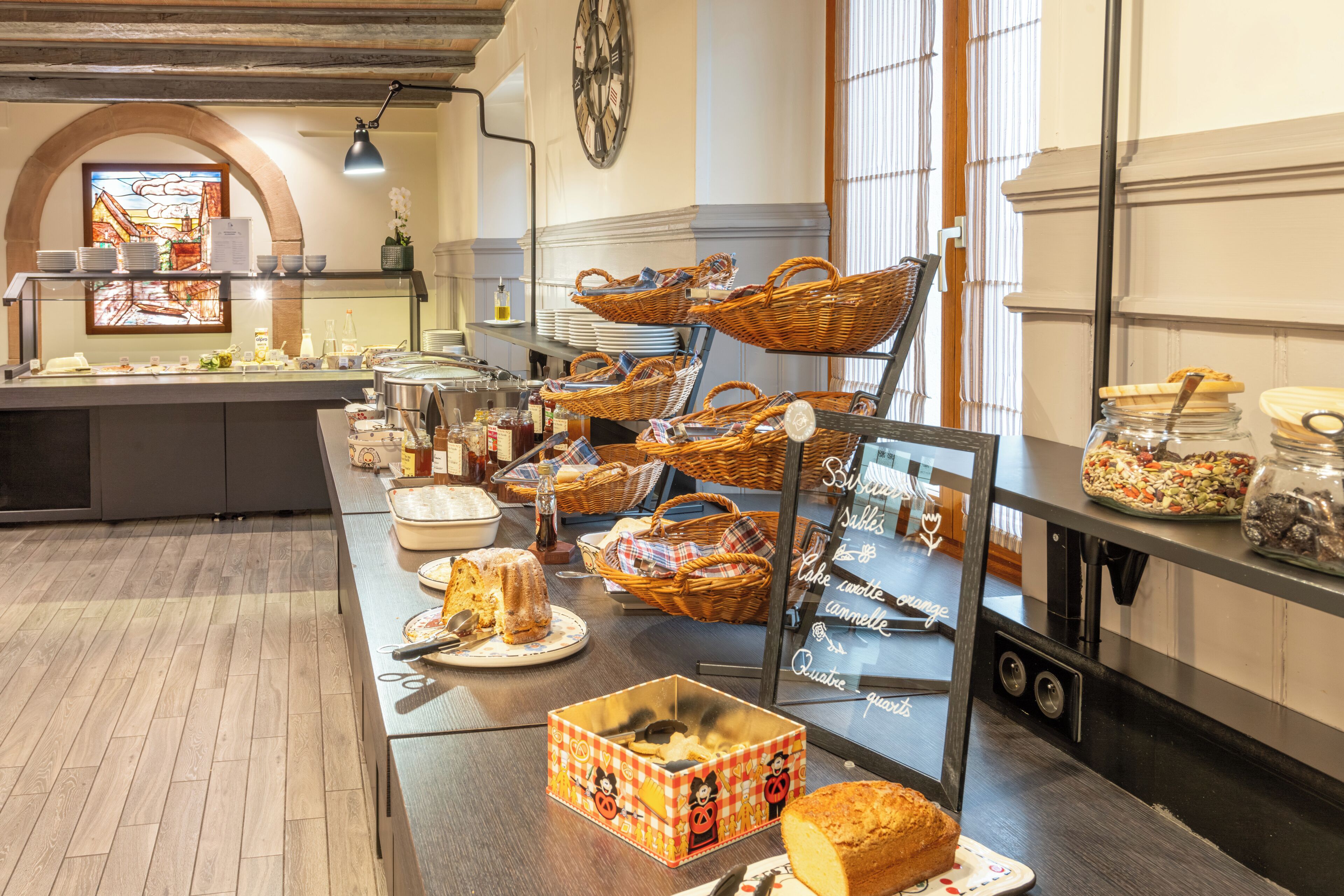 Petit déjeuner buffet (17 EUR par personne)