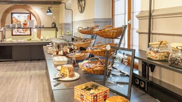 Petit déjeuner buffet (17 EUR par personne)