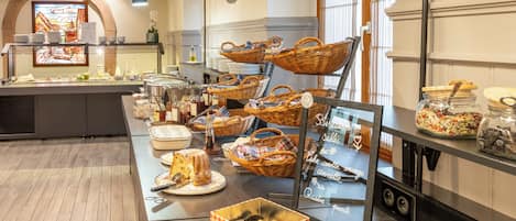 Petit déjeuner buffet (17 EUR par personne)