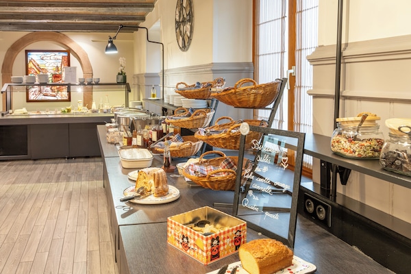 Daily buffet breakfast (EUR 17 per person)