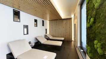 Een sauna, een stoombad, aromatherapie, massagebehandelingen