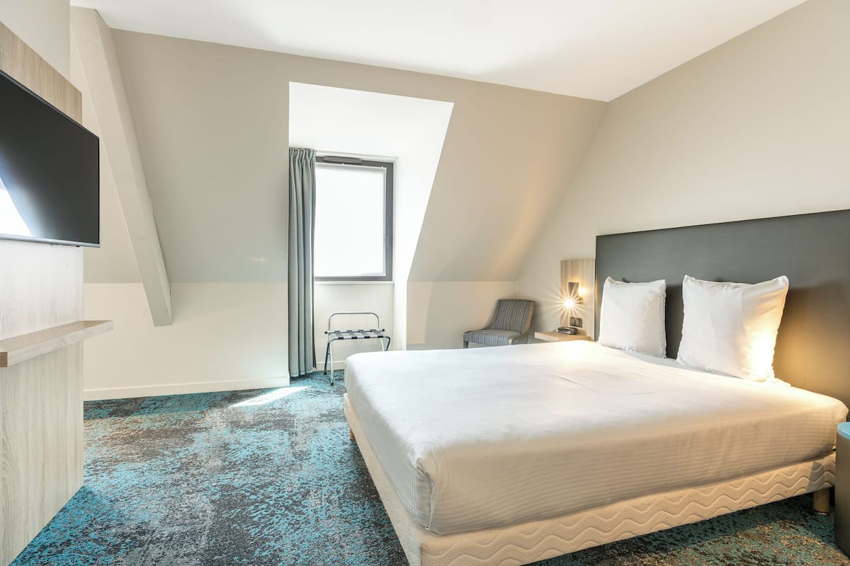 Quadruple Room, 1 Queen Bed with Sofa bed | 1 bedroom, premium bedding, in-room safe, desk