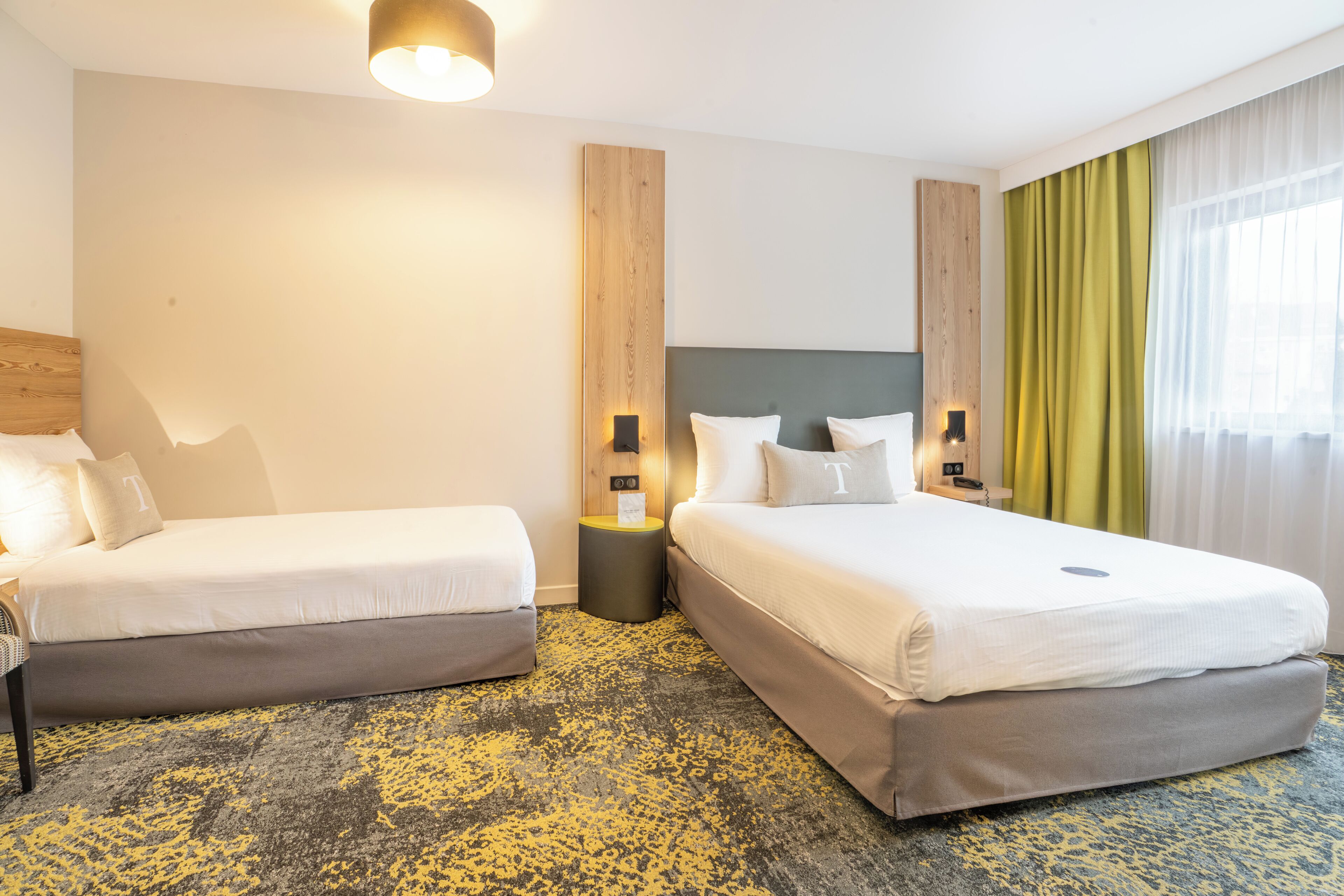 Ropa de cama de alta calidad y caja de seguridad en la habitación 