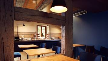Desayuno buffet diario (EUR 15 por persona)