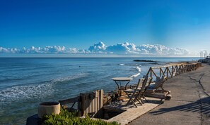 Playa en los alrededores, camastros y sombrillas