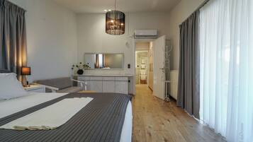 3 bedrooms, in-room safe, desk, soundproofing