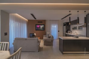 Villa, 3 habitaciones, vista al mar | Área de sala de estar | Televisión de pantalla plana, reproductor de DVD y tenis de mesa 