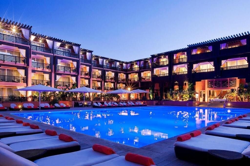 Outdoor pool, pool umbrellas, sun loungers