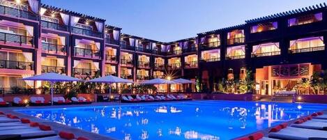 Outdoor pool, pool umbrellas, sun loungers