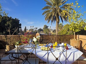 حيث تُقدم وجبات الإفطار، الغداء، العشاء، خيارت الطبخ المحلي والعالمي