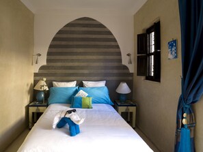 أغطية فراش متميزة ومكواة/لوح كي وأسرّة أطفال/رضّع (مجانًا)