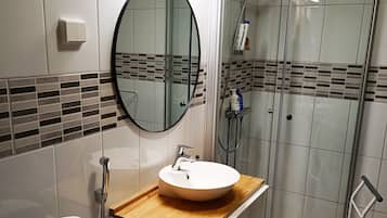 Apartment Villa | ห้องน้ำ | ของใช้ในห้องน้ำฟรี, ไดร์เป่าผม, เสื้อคลุมอาบน้ำ, รองเท้าสวมภายในห้อง