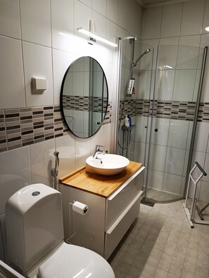 Apartment Villa | Bathroom | Free toiletries, hair dryer, bathrobes, slippers