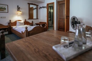 Quarto duplo | Escrivaninha, camas extras/dobráveis (sobretaxa), Wi-Fi de cortesia