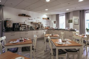 Tägliches Frühstücksbuffet (10 EUR pro Person)