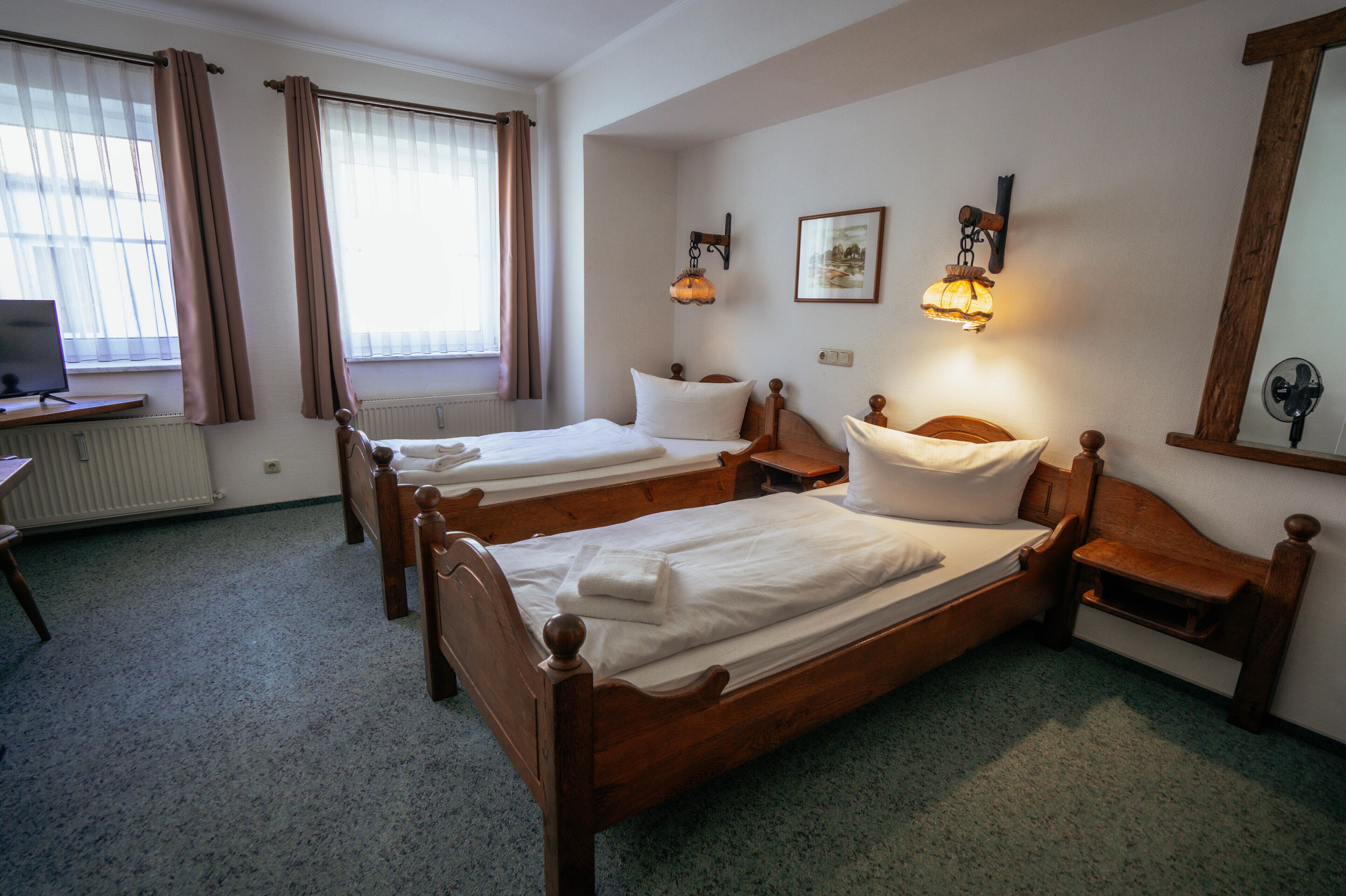 twin room | desk, rollaway beds, free wifi