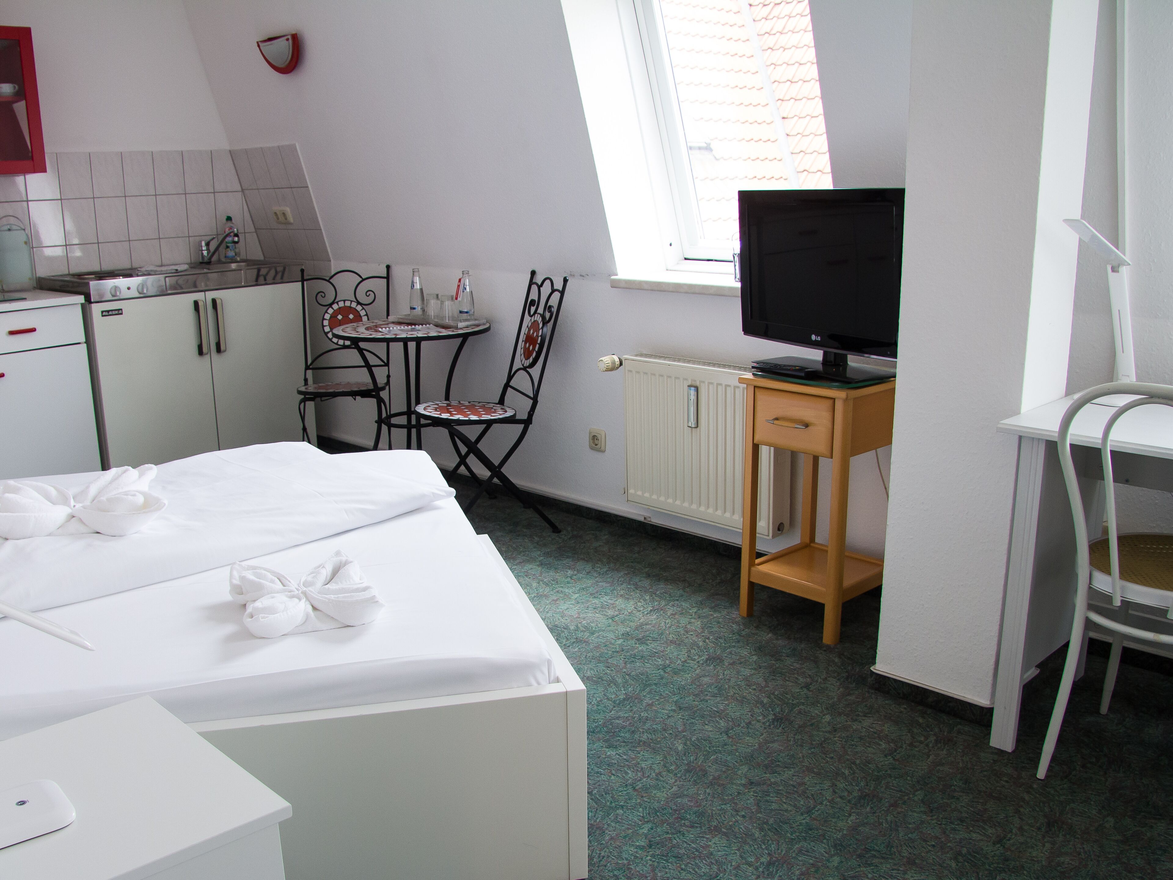 desk, rollaway beds, free wifi