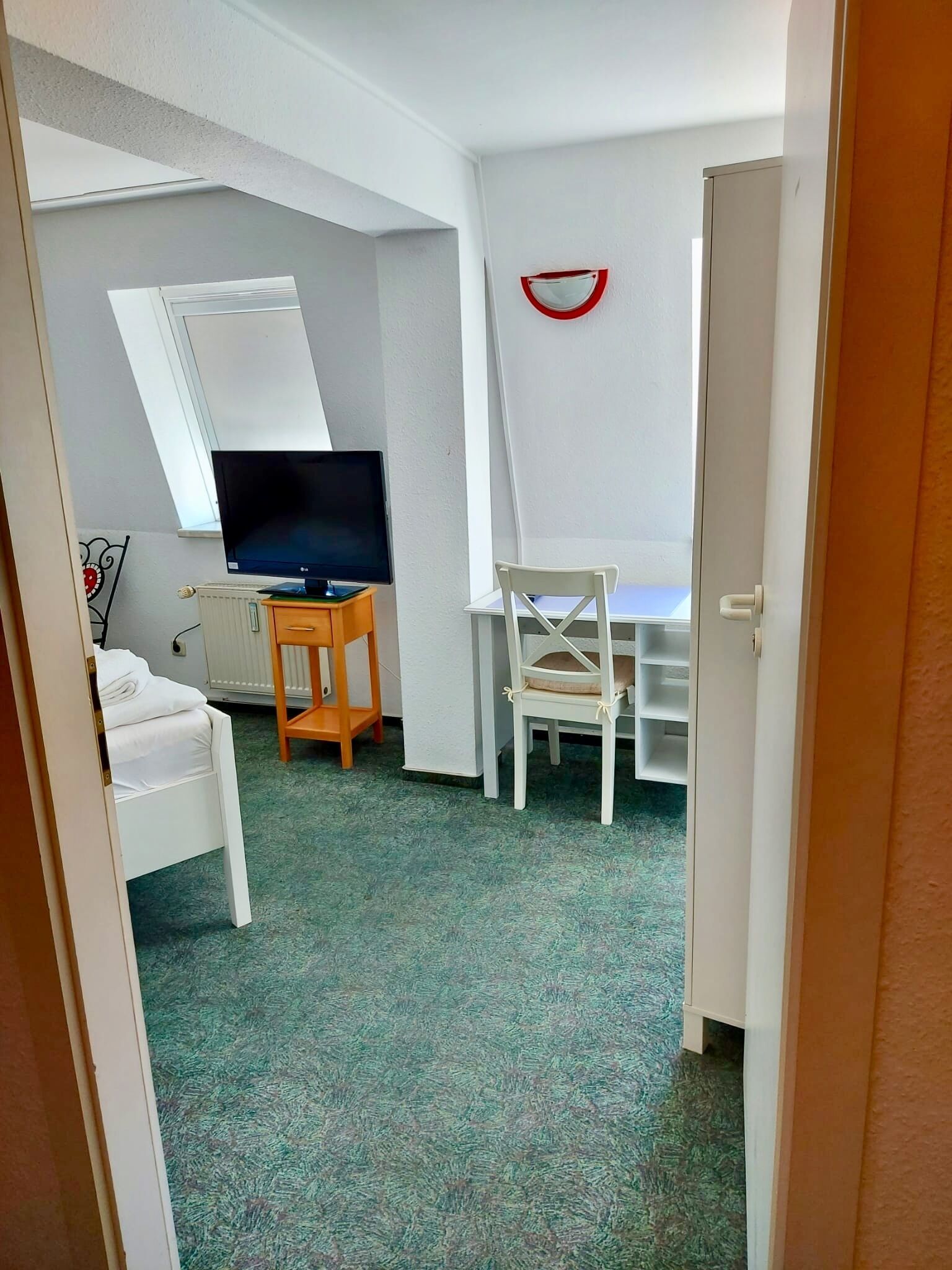 desk, rollaway beds, free wifi