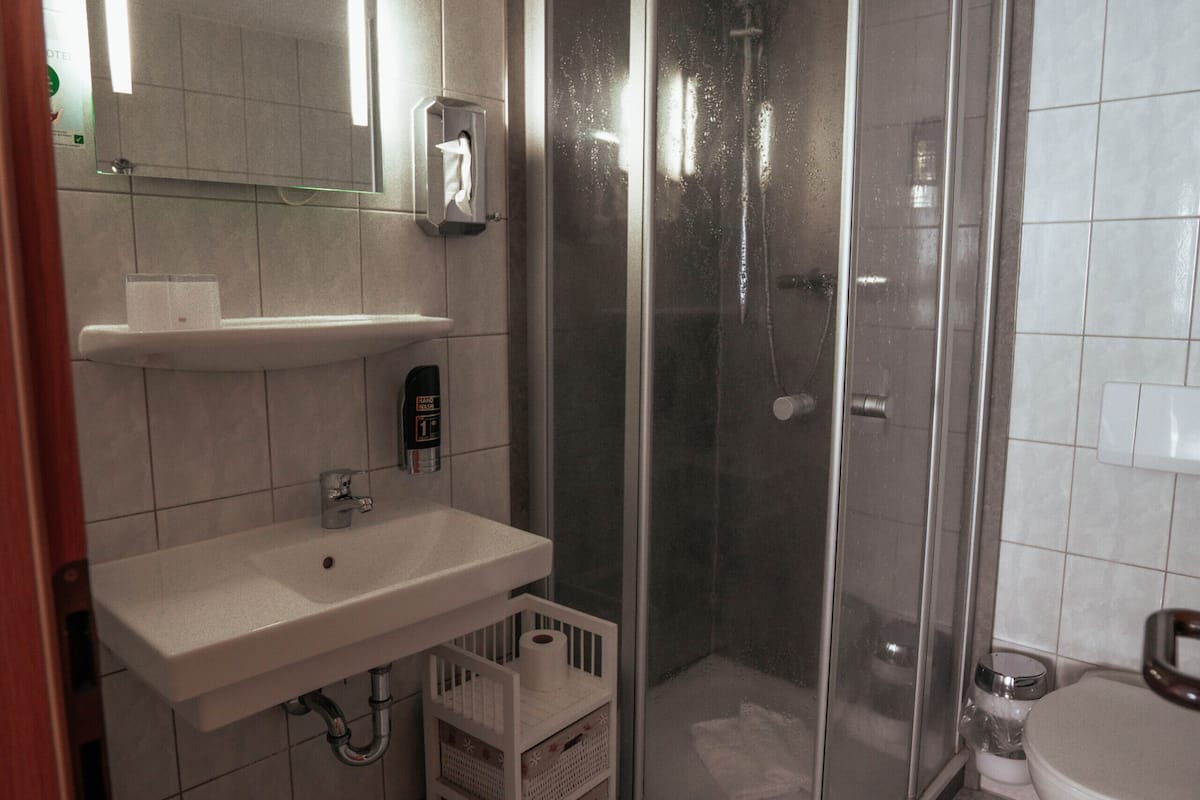 twin room | desk, rollaway beds, free wifi