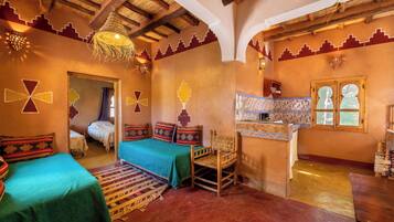 Casa tradicional, varias camas, vista al jardín, en el área del jardín | 1 habitación, decoración personalizada y muebles diferentes