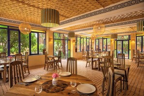 Breakfast, lunch, dinner served; Moroccan cuisine, garden views - Ecolodge - La Palmeraie (Tarmigt)