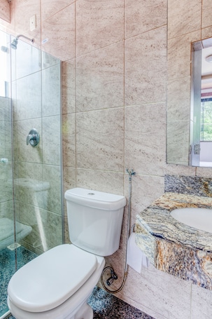 Triple Room, Multiple Beds | Bathroom. Ouro Hotel