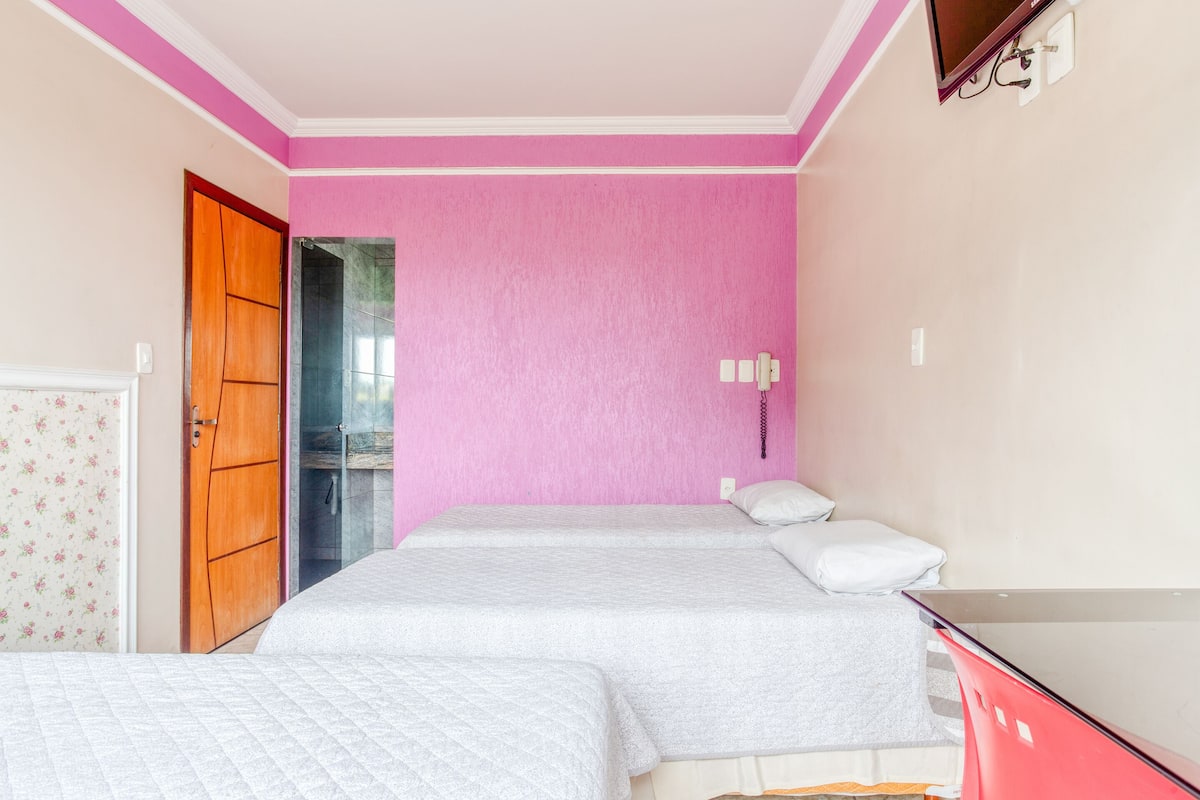 Vierbettzimmer, Mehrere Betten | Minibar, Schreibtisch, kostenlose Babybetten, kostenloses WLAN