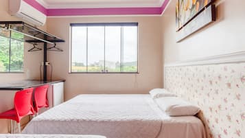 Chambre Quadruple, plusieurs lits | Minibar, bureau, lits bébé (gratuits), Wi-Fi gratuit